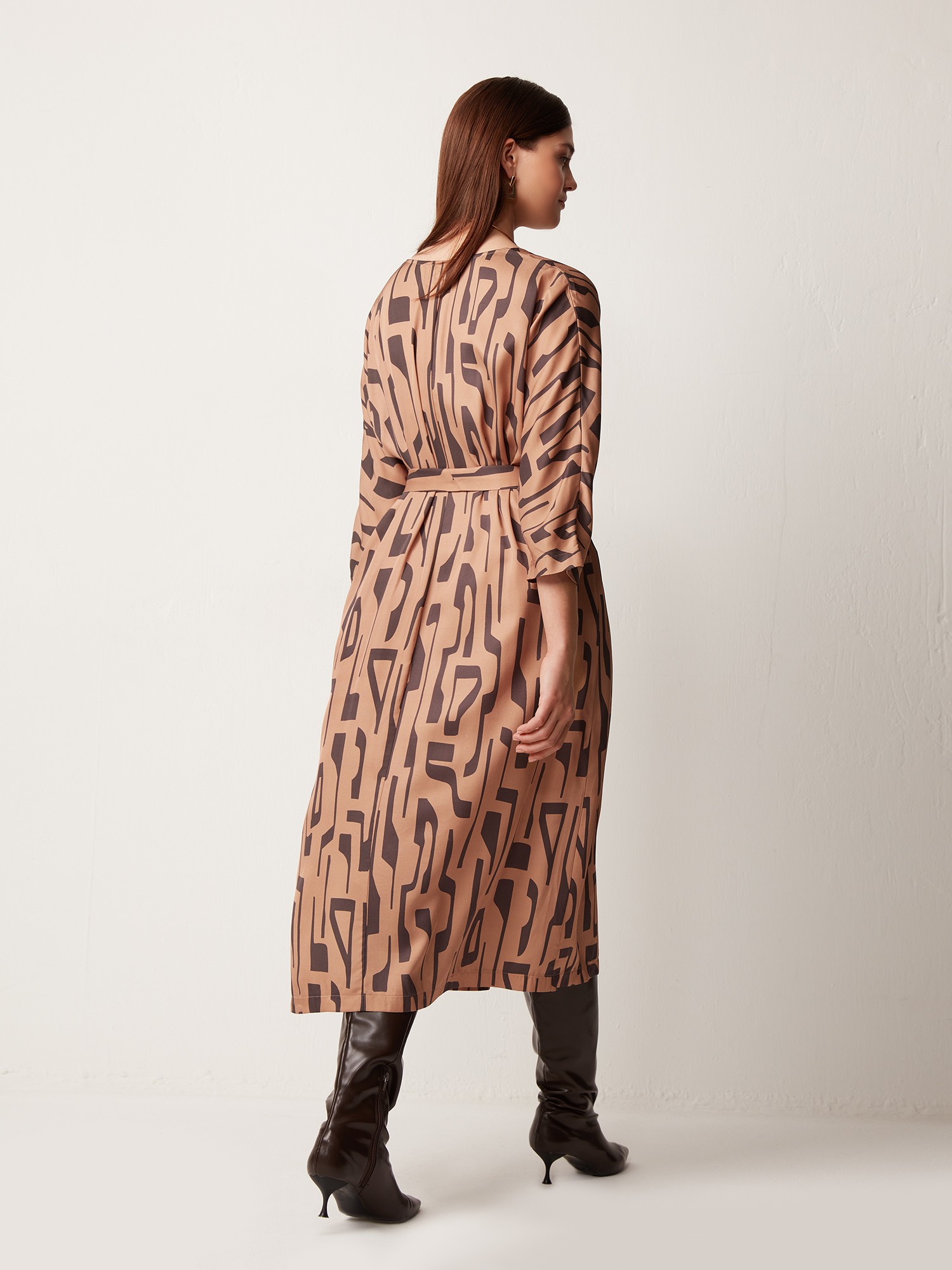 Платье с абстрактным принтом LALIS DR05005, цвет бежево-коричневый, размер 46 - фото 4