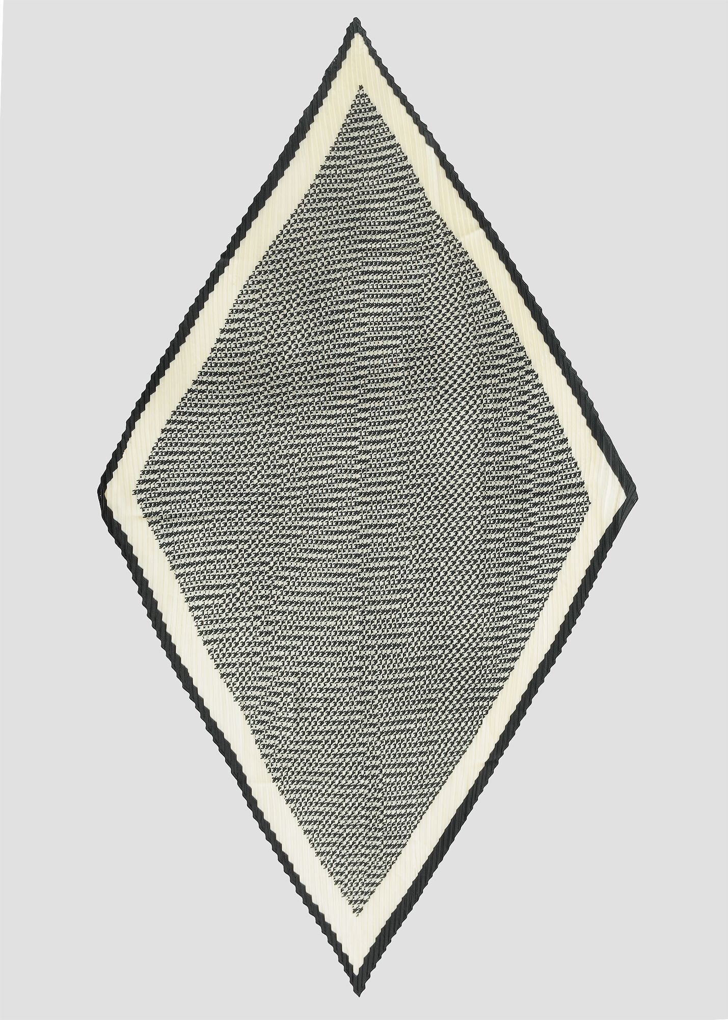 Гофрированный платок ELIS. Цвет: черно-белый