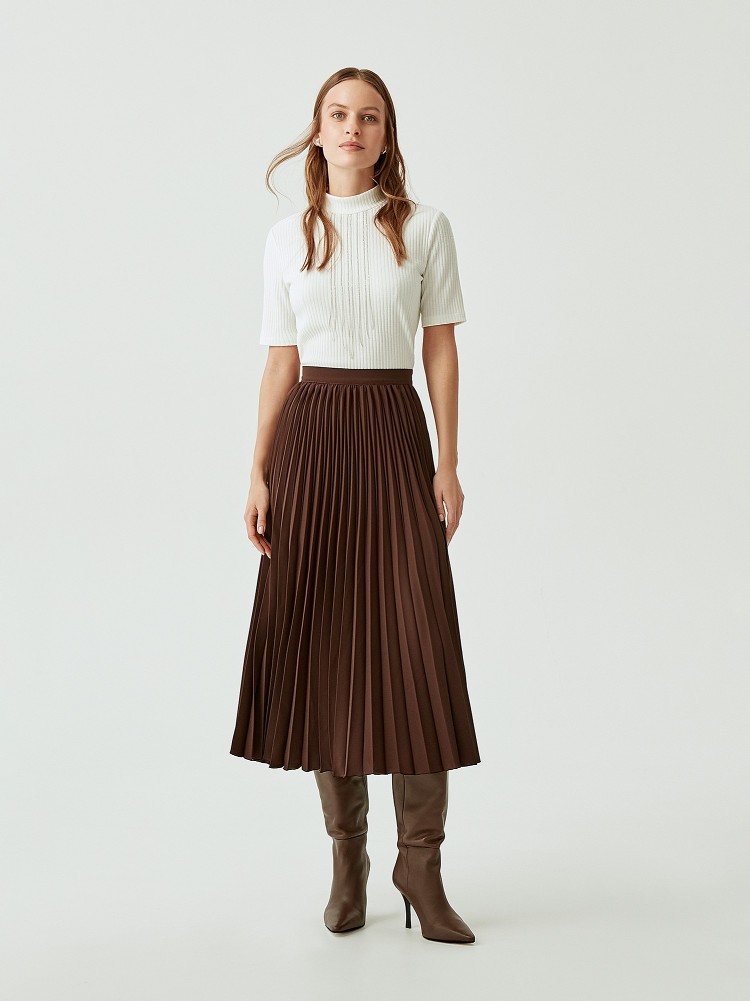 Коричневая юбка – модные образы с разными фасонами