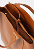 Вместительная сумка карамельного оттенка